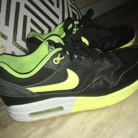 black and neon yellow nike shoes